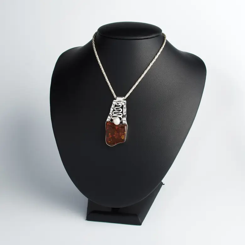 Wisior z bursztynu w srebrze z perłą Wisior z bursztynu w srebrze z perłą